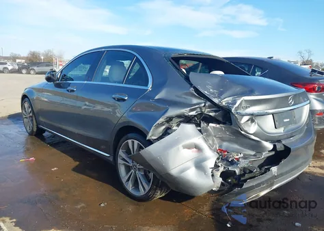 2018 Mercedes-Benz C 300 z USA, uszkodzony, nr VIN 55SWF4JB7JU275785